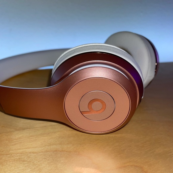 Beats solo 3s (rose gold)